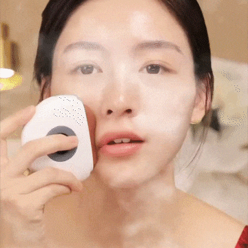 不去美容院也可以享受砭石按摩啦! 快來試試這款砭石按摩儀!! 美容/刮痧/按摩/導入一次到位 ,臉部按摩身體按摩 一刮就出痧,溫氣行血。溫通經絡。 肩頸酸痛的隨時一刮,酥酥麻麻超級舒服 面部變得年輕有彈性,身體都變輕盈又健康。